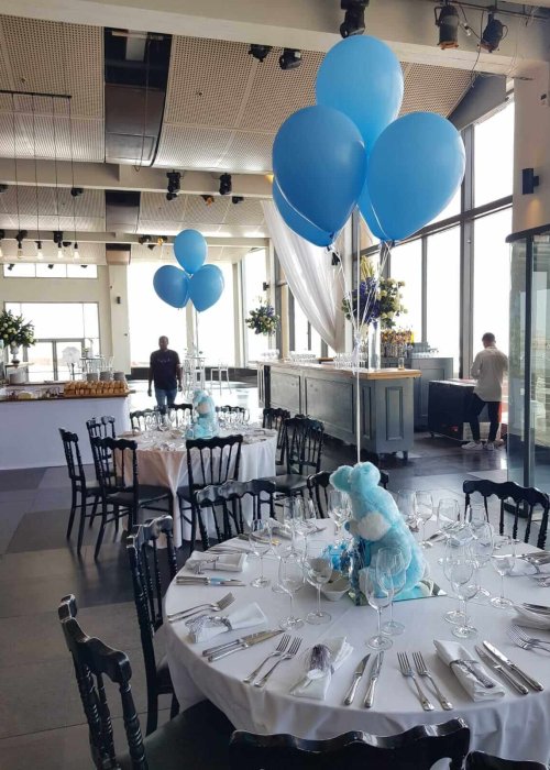 שולחנות עם עיצוב בלונים לברית