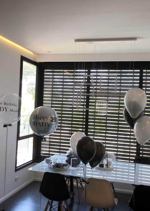 סידורי בלונים בסלון