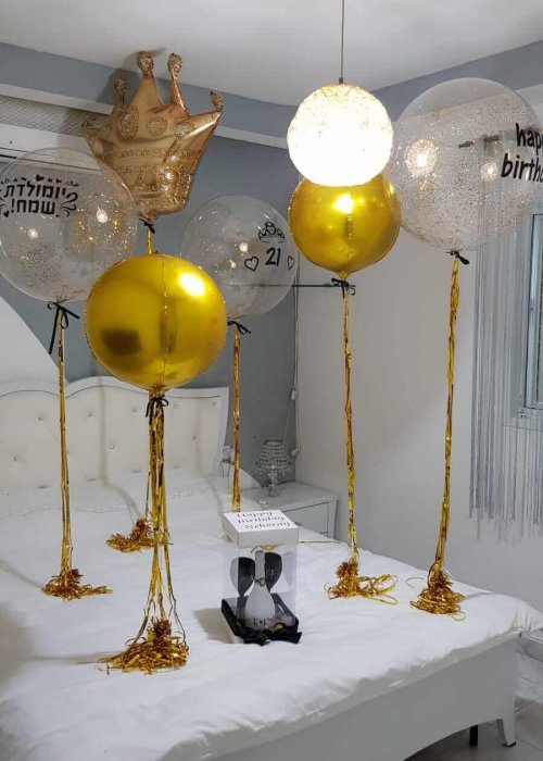 סידור בלונים בחדר לגבר