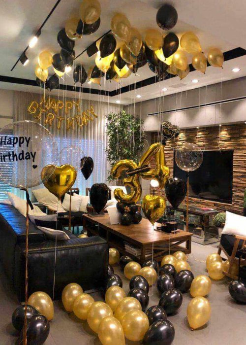 סידור בלונים לגבר עם בלונים זהובים ושחורים