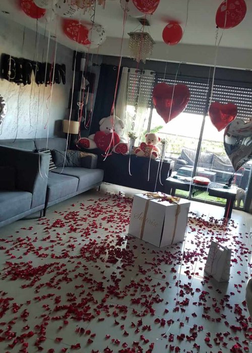 בלונים מעוצבים ועלי כותרת על הרצפה