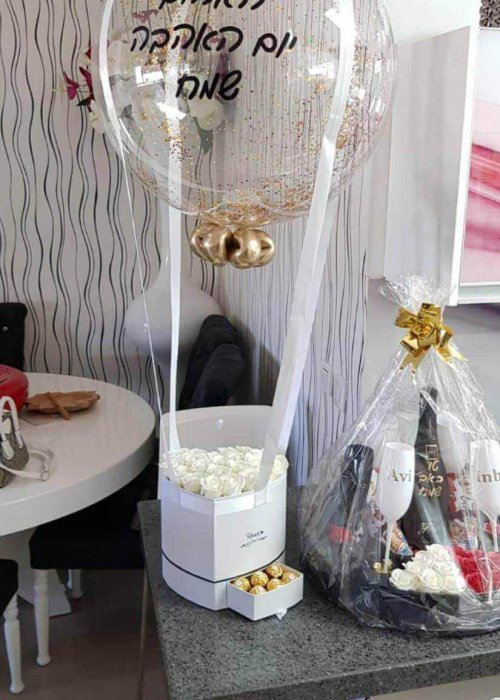 מארז כדור פורח עם פרחים לבנים