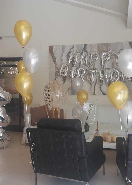 סידור בלונים בצבעים חרדל ולבן