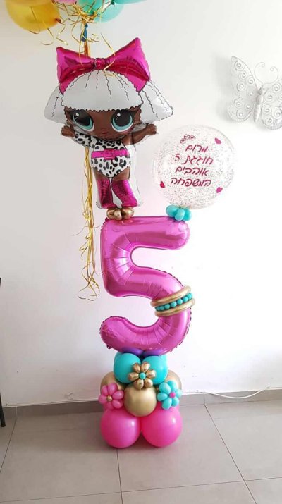 מעמד בלון עם דמות מצוירת ובלון שקוף