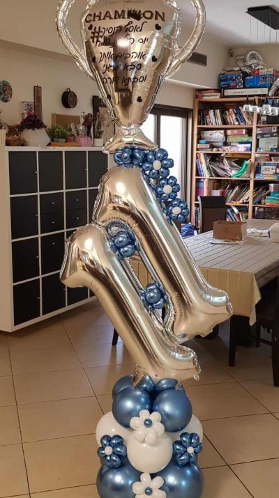 סטנד ספרות באלכסון יום הולדת 11