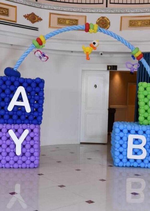 שער בלונים לברית בצורת קוביות