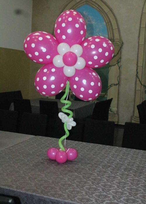 בלוני פרחים על שולחן לבריתה