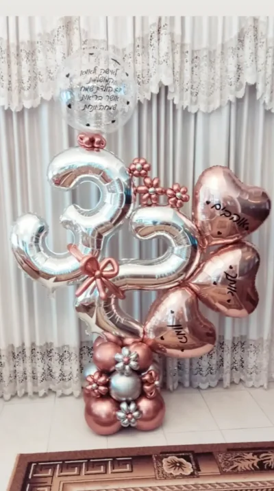 סטנד ספרות באלכסון בתוספת 3 לבבות - יום הולדת 32