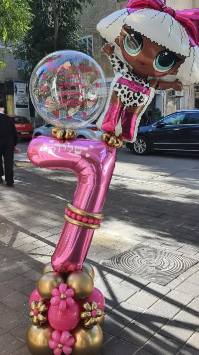 מעמד בלונים עם דמות מצוירת ובלון שקוף