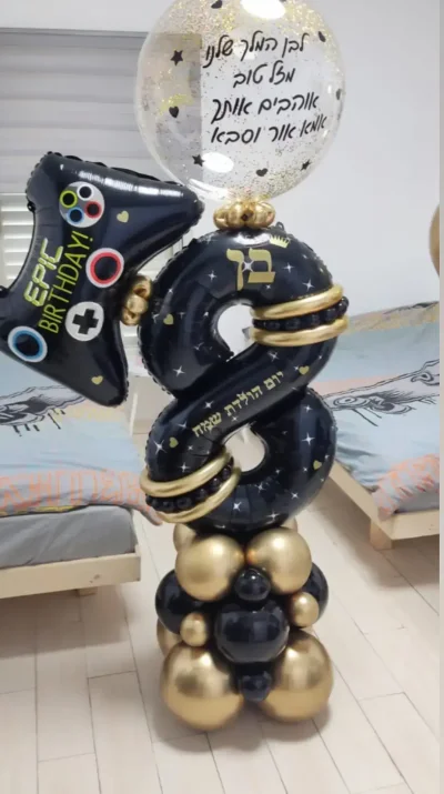 מעמד בלון עם בלון שקוף ובלון בצורת ג'ויסטיק