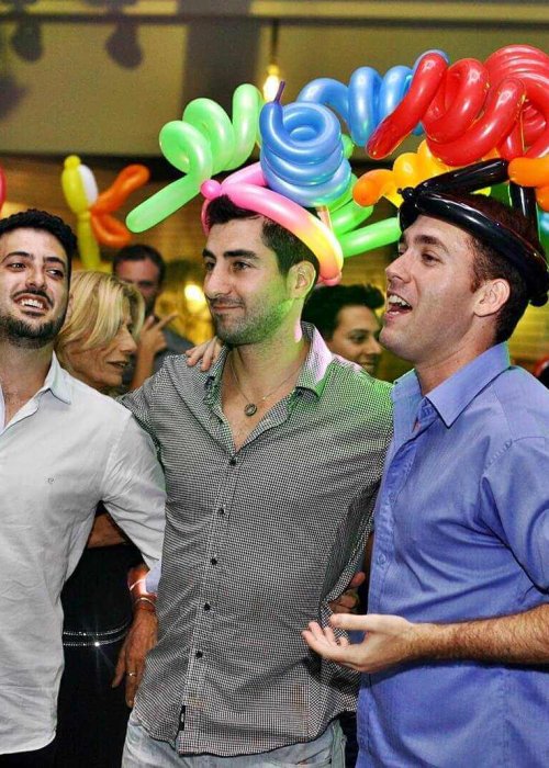 מוזמנים חוגגים עם בלונים