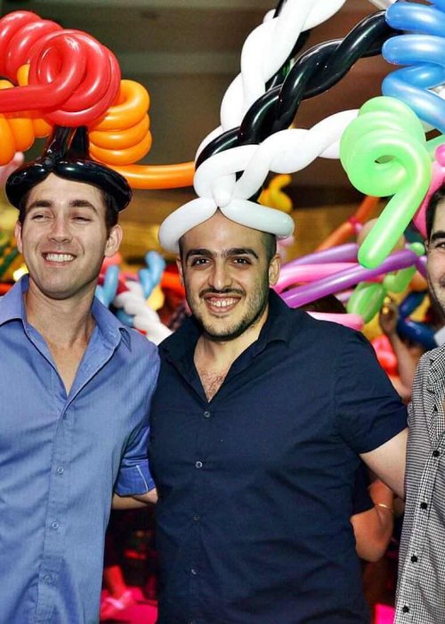 מוזמנים חוגגים עם בלונים