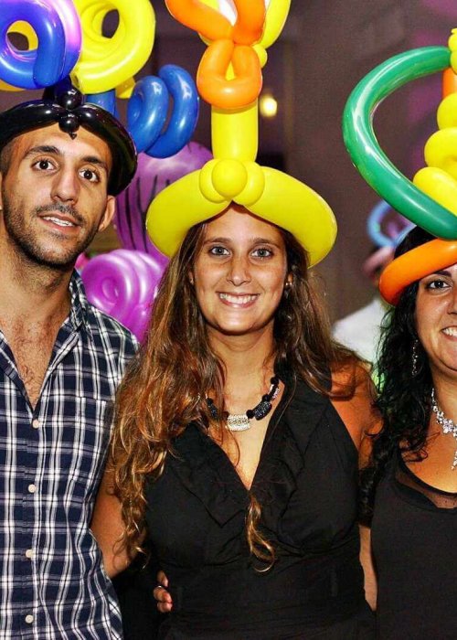 מוזמנים חוגגים עם בלונים בחתונה