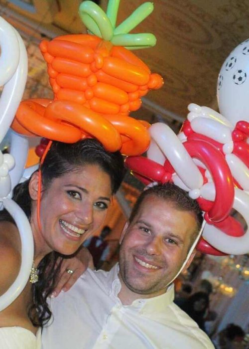 חתן וכלה עם בלונים