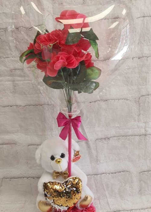 בלונים שקופים עם בובה ופרחים