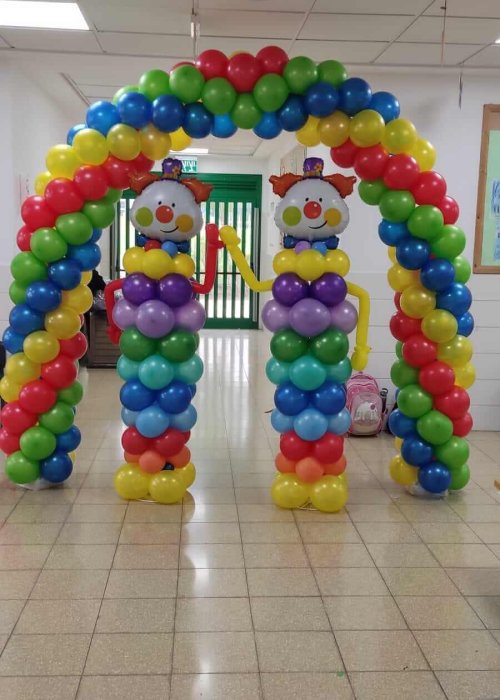 שער בלונים לעסקים עם ליצנים