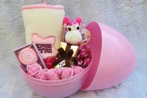 מארז מתנה ליולדת ורוד עם פרחים ושוקולדים