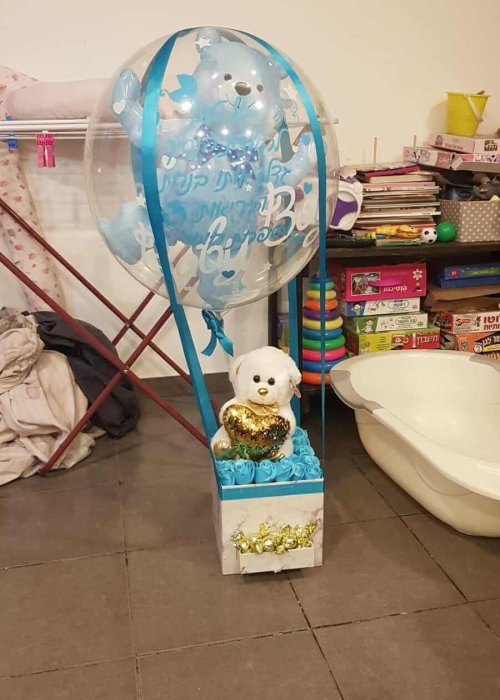 מארז כדור פורח ליולדת בן עם דובי ופרחים כחולים