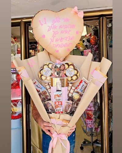 זר בלונים ומתוקים לחג האהבה