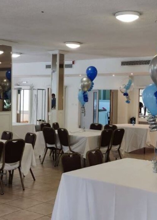 סידור בלונים כחולים על שולחנות