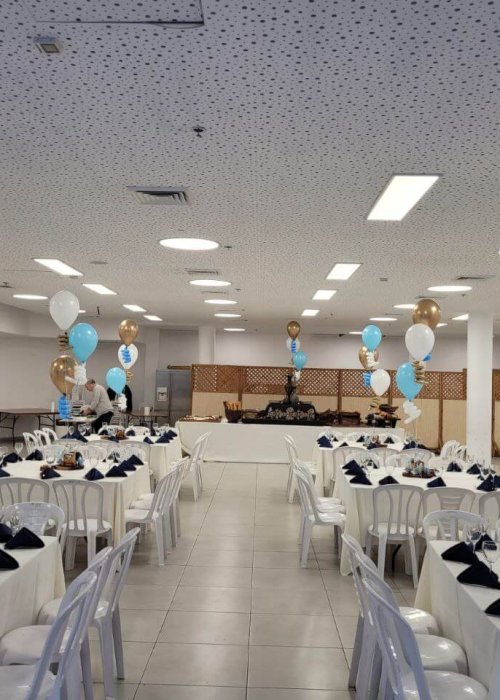 סידור בלונים לברית על שולחנות