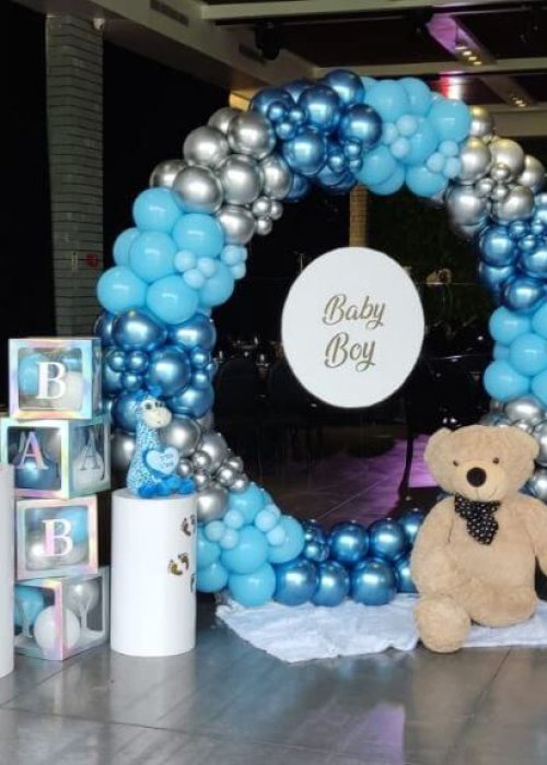 סידור בלונים לברית עם דובי