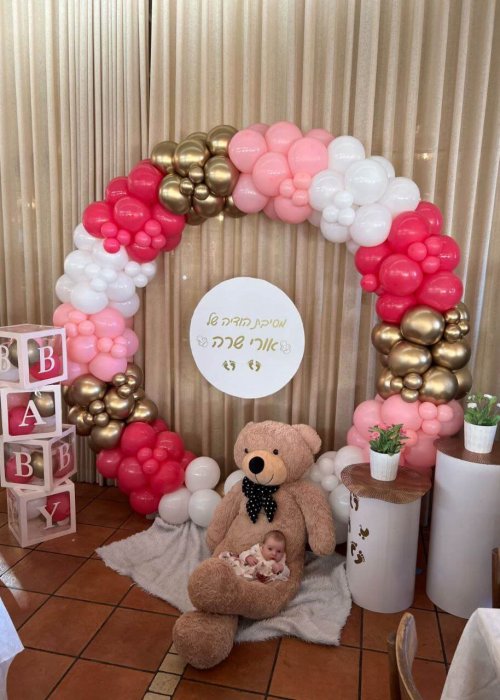 קשת בלונים לבריתה עם בובת דובי