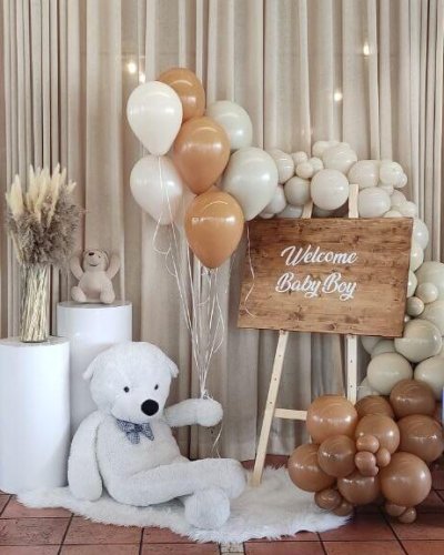 סידור בלונים לברית עם דובי לבן