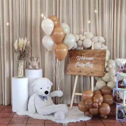סידור בלונים לברית עם דובי לבן