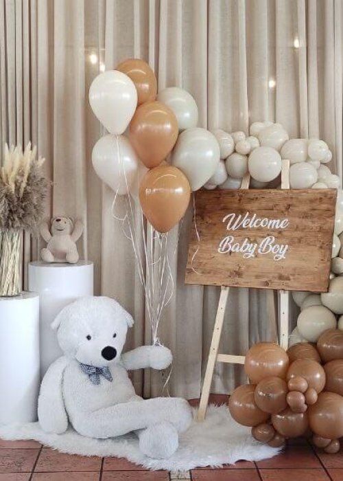 סידור בלונים לברית עם דובי לבן