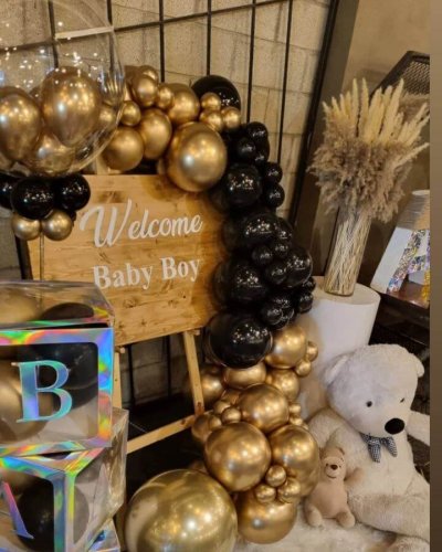 עמדת צילום עם בלונים לברית זהב ושחור