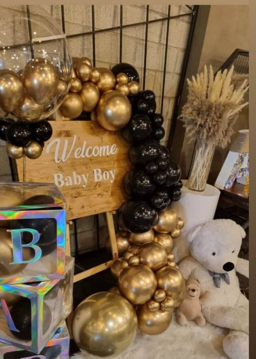 עמדת צילום עם בלונים לברית זהב ושחור