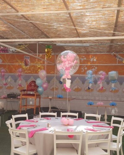 עיצוב שולחנות לבריתה עם בלונים ורודים