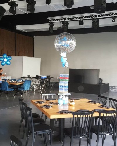 סידור בלונים לשולחן באירוע ברית