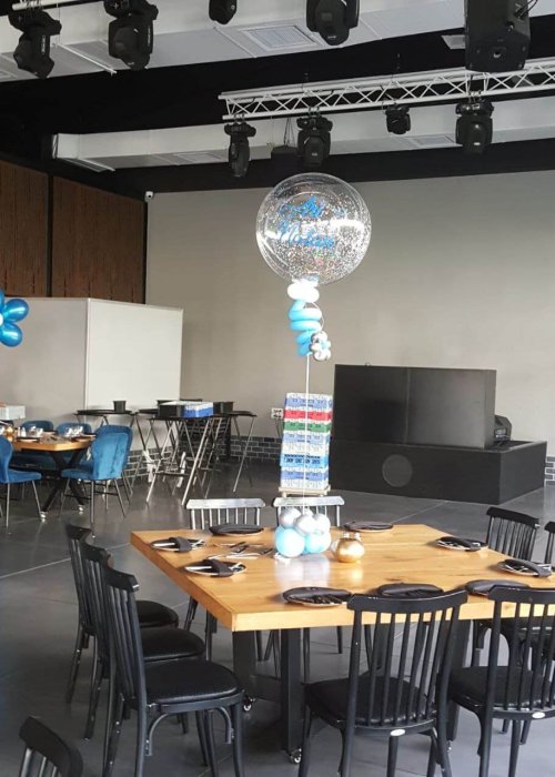 סידור בלונים לשולחן באירוע ברית