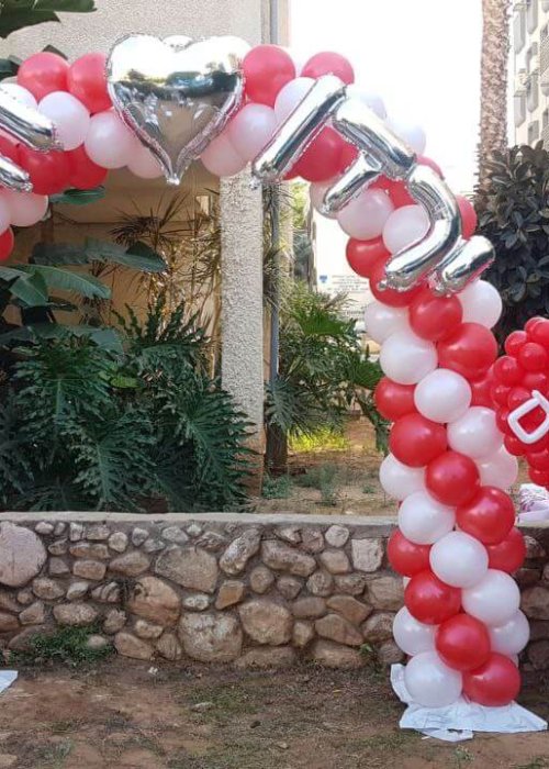 קשת בלונים ענקית לבן אדום
