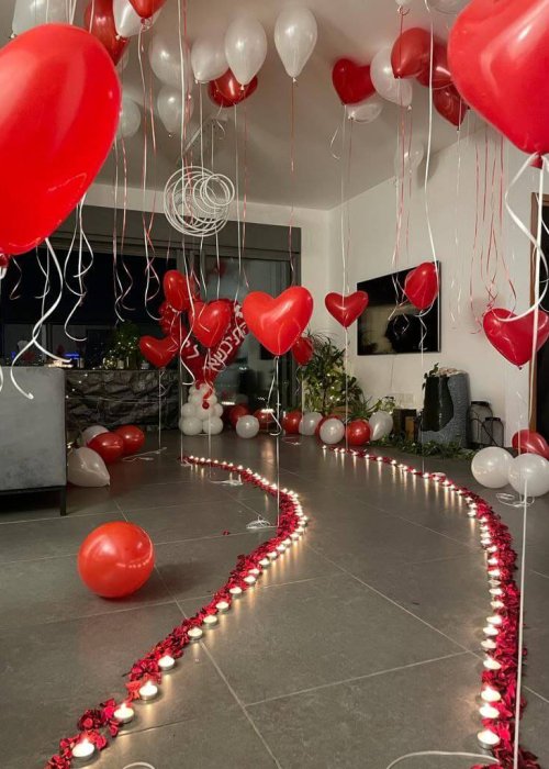 שביל בלונים עם נרות ובלוני לב אדומים