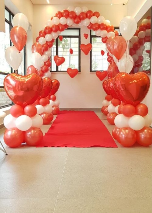 קשת בלוני לב אדומים ולבנים להצעת נישואין