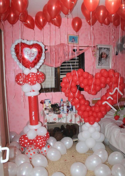 סטנד בלונים לב אדום עם פיזורי בלונים