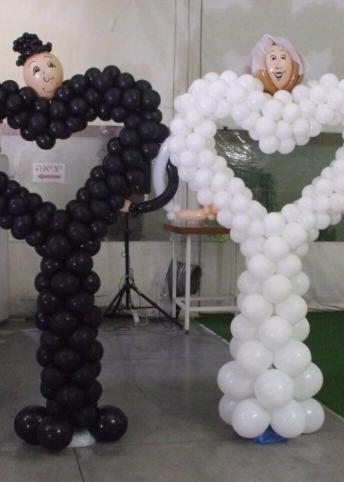 סטנד בלונים לחתונה לבן ושחור - חתן וכלה