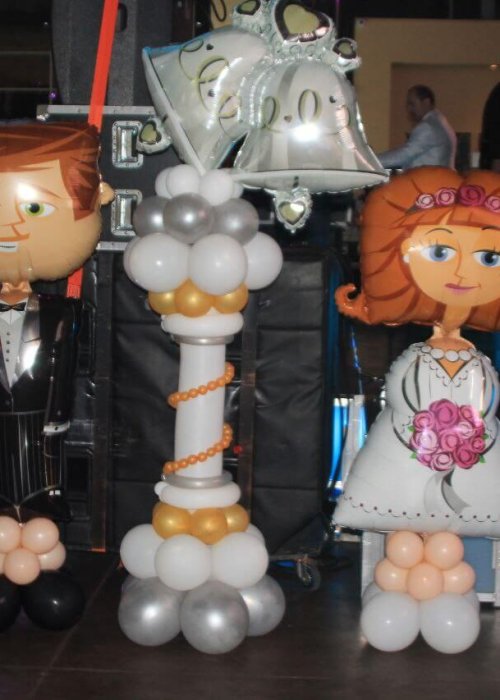 סידור בלונים לחתונה עם בלוני בובה מבלונים חתן וכלה