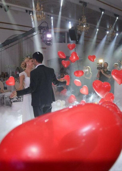 בלוני לב בריקוד סולו בחתונה