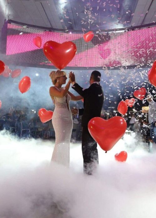 בלוני לב אדום בריקוד סולו בחתונה