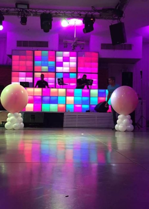 סידור בלונים באולם חתונה