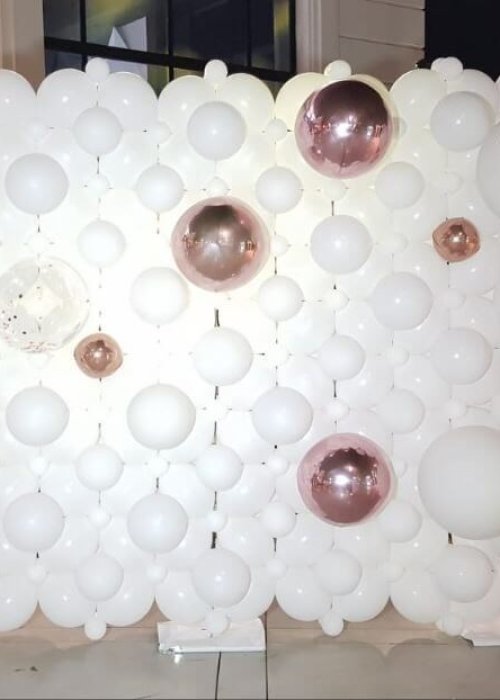 קיר בלונים לבן לחתונה