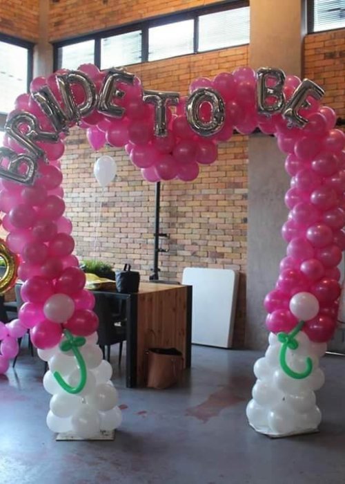 קשת בלונים ורודה לחתונה