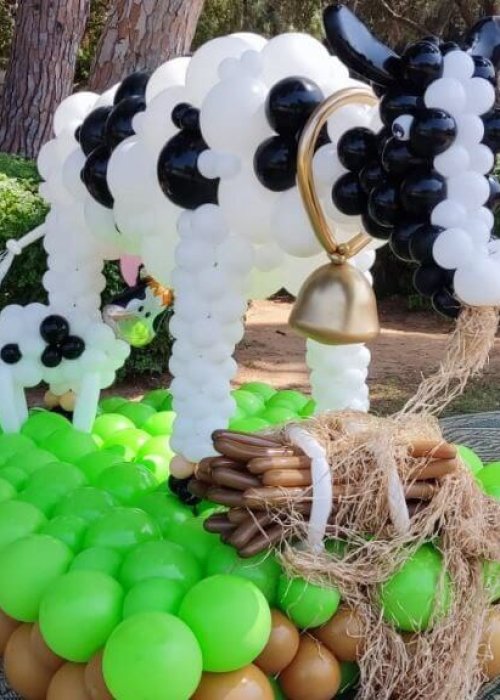 פרה עשויה מבלונים