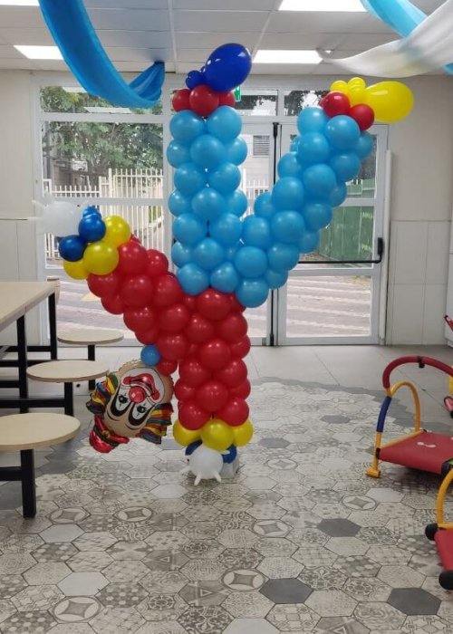 בובת ליצן ענקית מבלונים