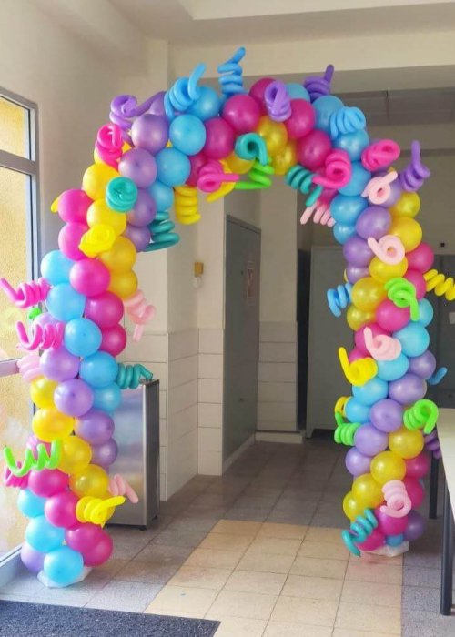 קשת בלונים צבעונית