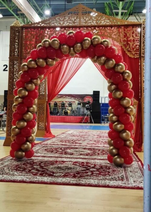 קשת בלונים אדום וזהב